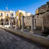 La stradina conduce a un sito di grande interesse storico: la Chiesa di Santa Maria del Buonconsiglio o meglio ai suoi resti, visto che ci� che appare ai nostri occhi sono solo il pavimento e le colonne del tempio risalente al IX-X secolo e abbattuto nel 1939